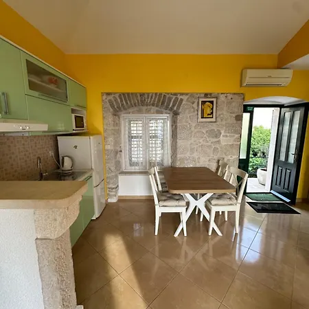 Divna Podgora (Split-Dalmatia)