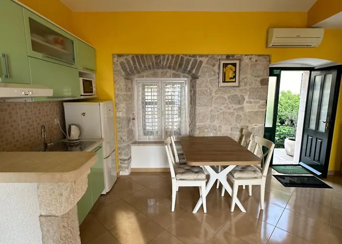 Divna Podgora (Split-Dalmatia)